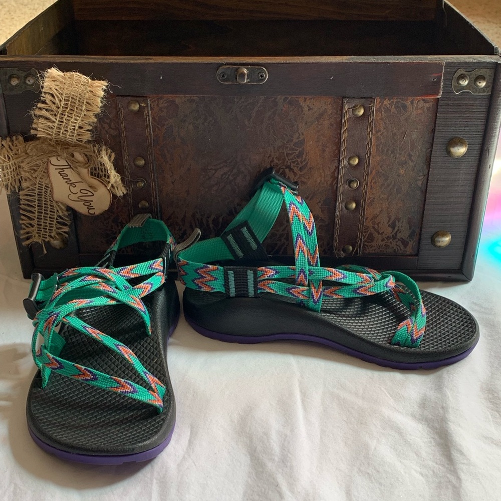 Chaco junior size 4 flops